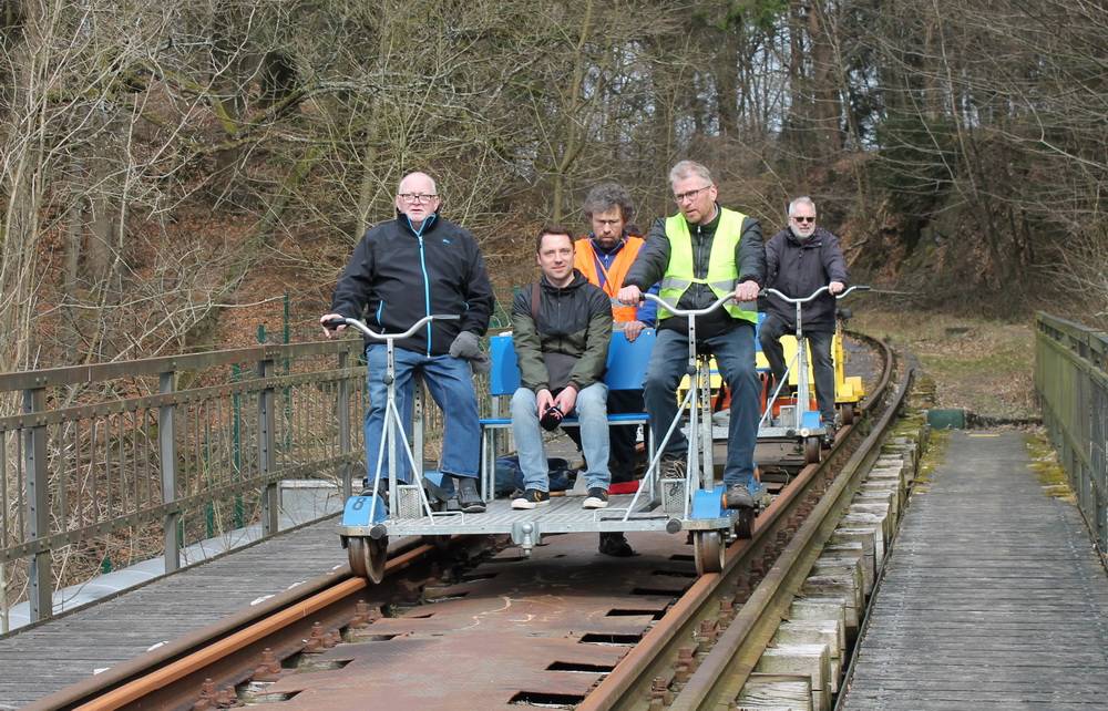  Eine Fahrt mit der Wuppertrail-Draisine ist ein echtes Vergnügen für Fans von Frischluft, Natur und regionaler Industrie-Historie. 