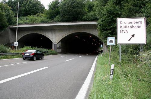 Tunnel gesperrt - Fahrbahn verengt