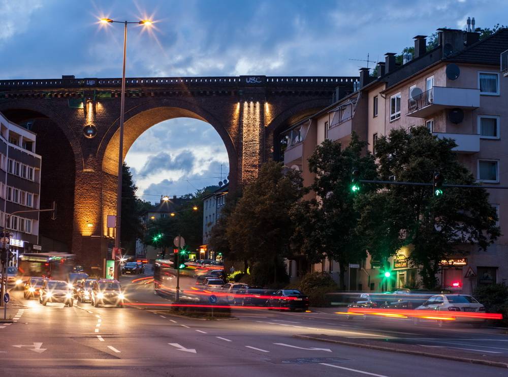  Am Steinweg-Viadukt könnte es unter dem Motto „Skylift“ einen Aufzug geben, der die Trasse mit der Barmer City verbindet. Darüber sprachen jetzt Stadtplanungsdezernent Frank Meyer und ISG-Werth-Geschäftsführer Thomas Helbig bei einem Abend der SPD. 