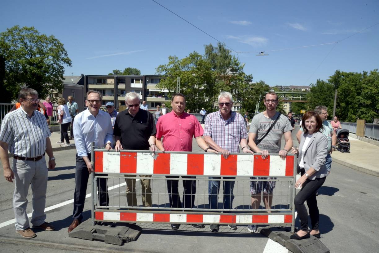  Sichtbare Erleichterung nicht nur bei OB Andreas Mucke. Seit Freitag ist die Brücke an der Brandströmstraße wieder freigegeben.  