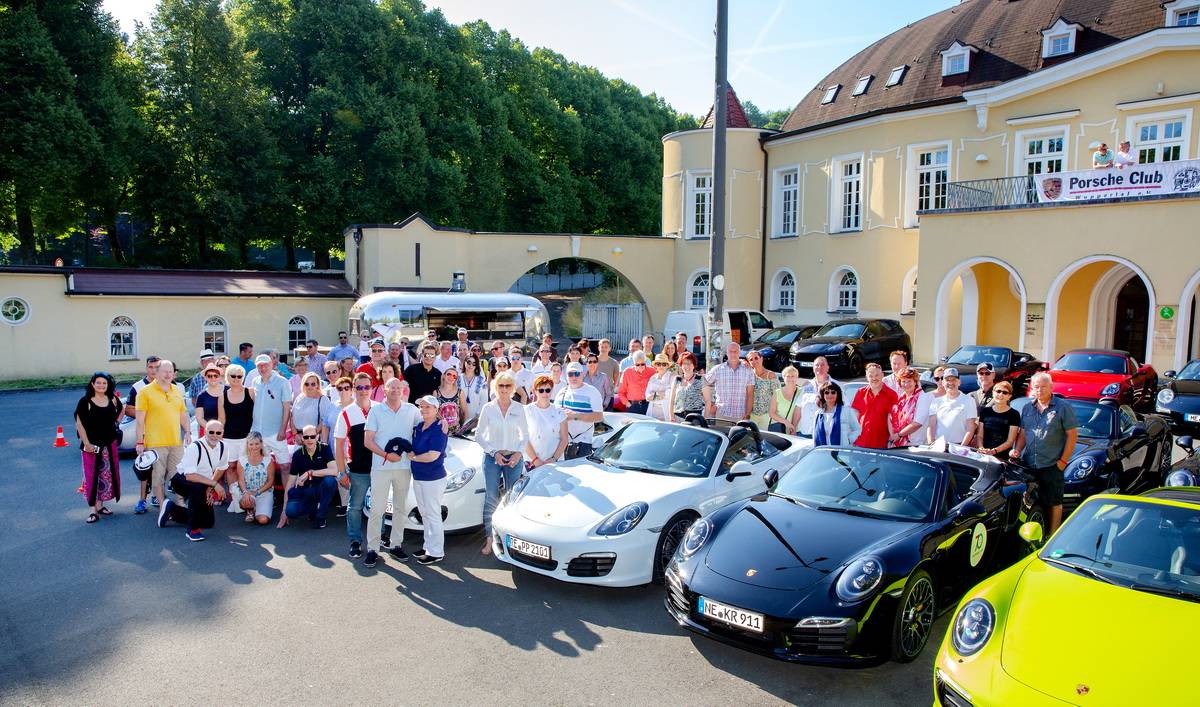  Rund 100 Mitglieder des Porsche-Clubs Wuppertal trafen sich bei bestem Cabrio-Wetter, um den 55. Geburtstag ihres Vereins zu feiern. 
