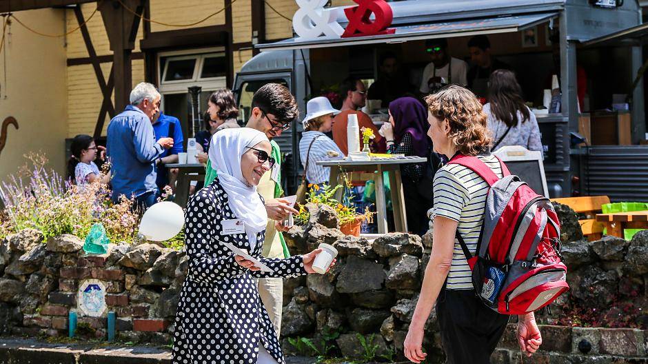 Die Ehrenamtliche Zainas Albasha macht Passanten an der Nordbahntrasse auf den Food...