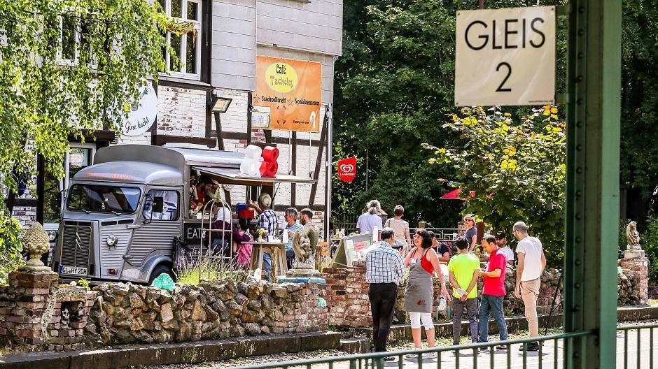 Der Food Truck der Aktion "Neue Nachbarn" zog am Loher Bahnhof zahlreiche Passanten...