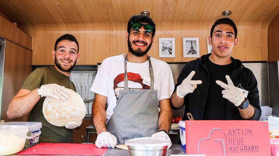Alle Hände voll zu tun: Freunde und Engagierte des „TEEsalons“ in Wuppertal...