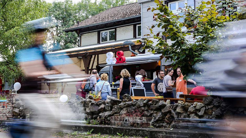 Die Nordbahntrasse war bei bestem Wetter stark besucht. Am Food Truck "Eat &amp; Greet"...