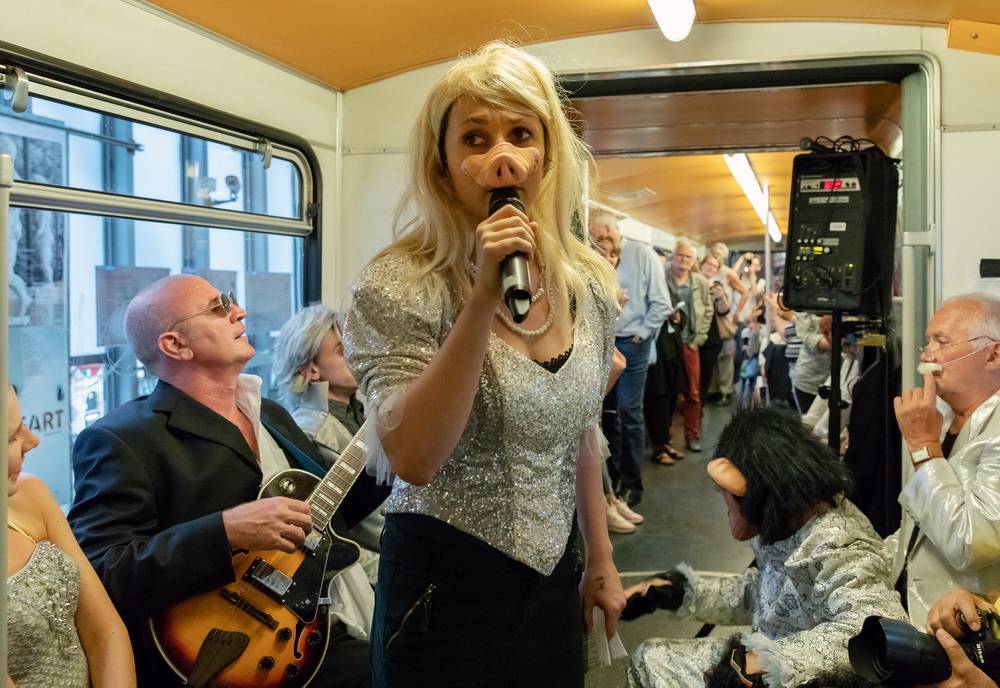 Schweinsnasen in der Schwebebahn