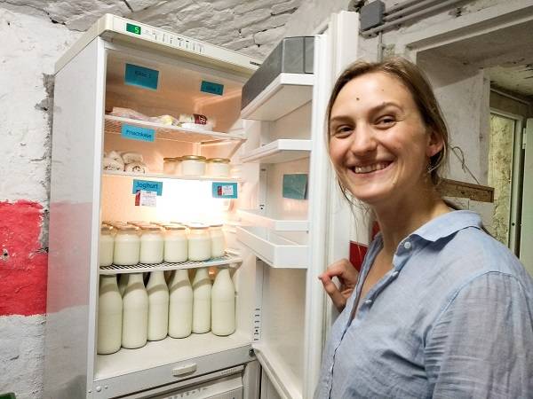  Rowena Verst nimmt sich Milch, Joghurt, Frischkäse und Käse aus dem Kühlschrank. In der nächsten Woche muss sie die leeren Gläser wieder mitbringen.  