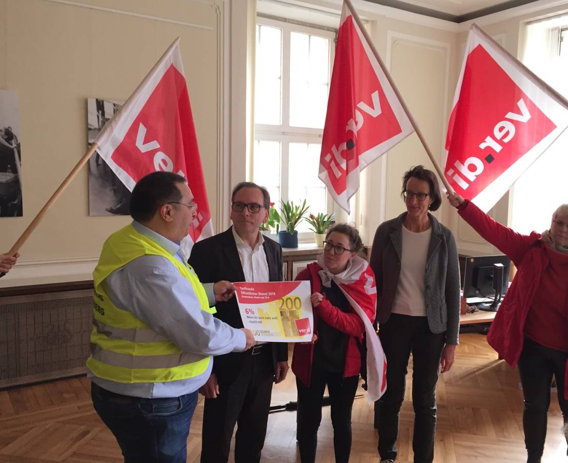 Warnstreikaktion im Rathaus Barmen