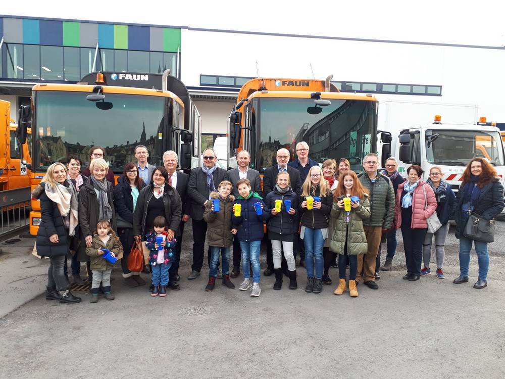  Gruppenbild mit den Veranstaltern und den Gewinnern. 