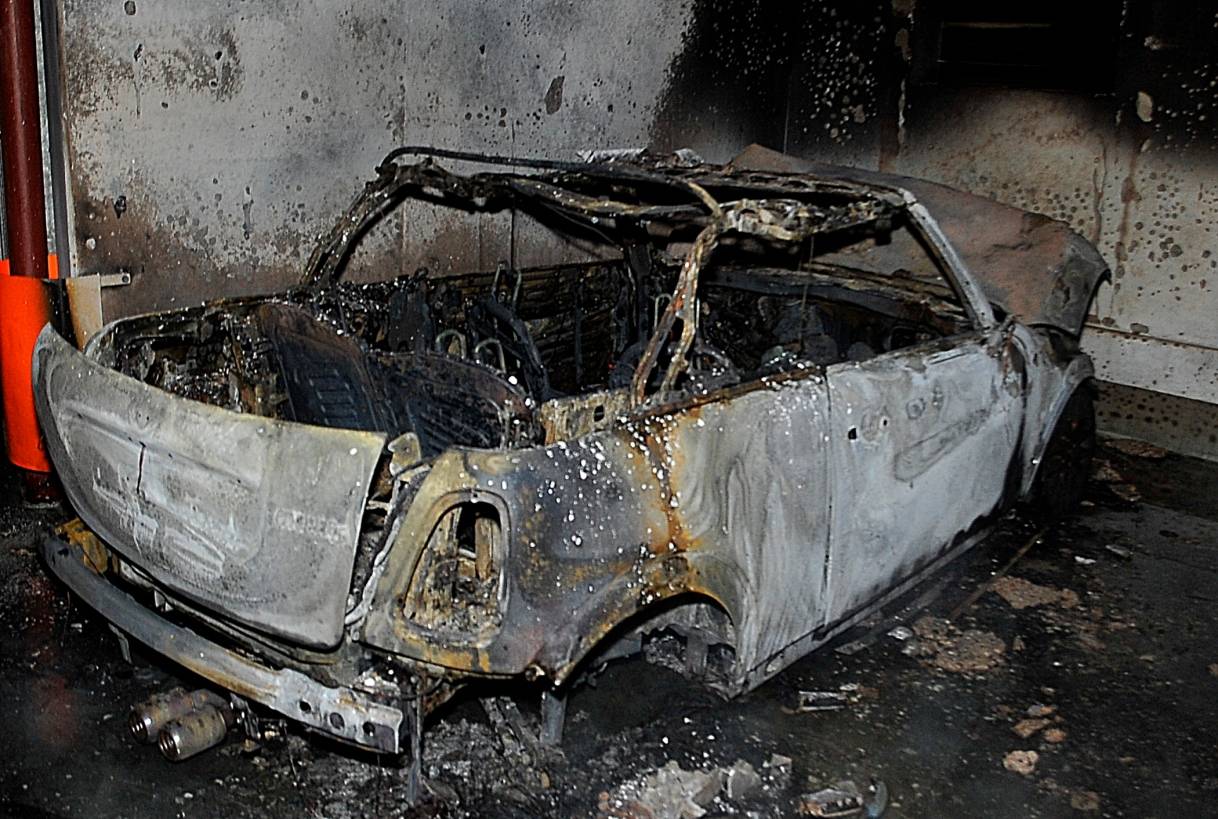 Auto brennt komplett aus