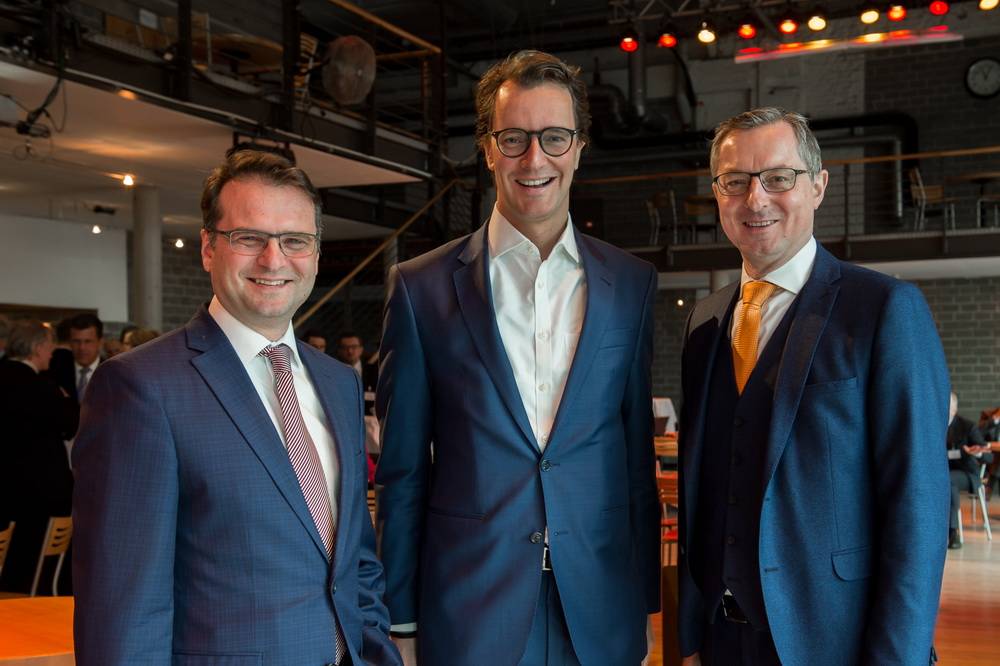  Gemeinsam NRW mobil halten (v.li.): Andreas Feicht (WSW), NRW-Verkehrsminister Hendrick Wüst und Ulrich Jaeger (WSW mobil) bei der Unterzeichnung des Bündnisses für Mobilität in Düsseldorf. 