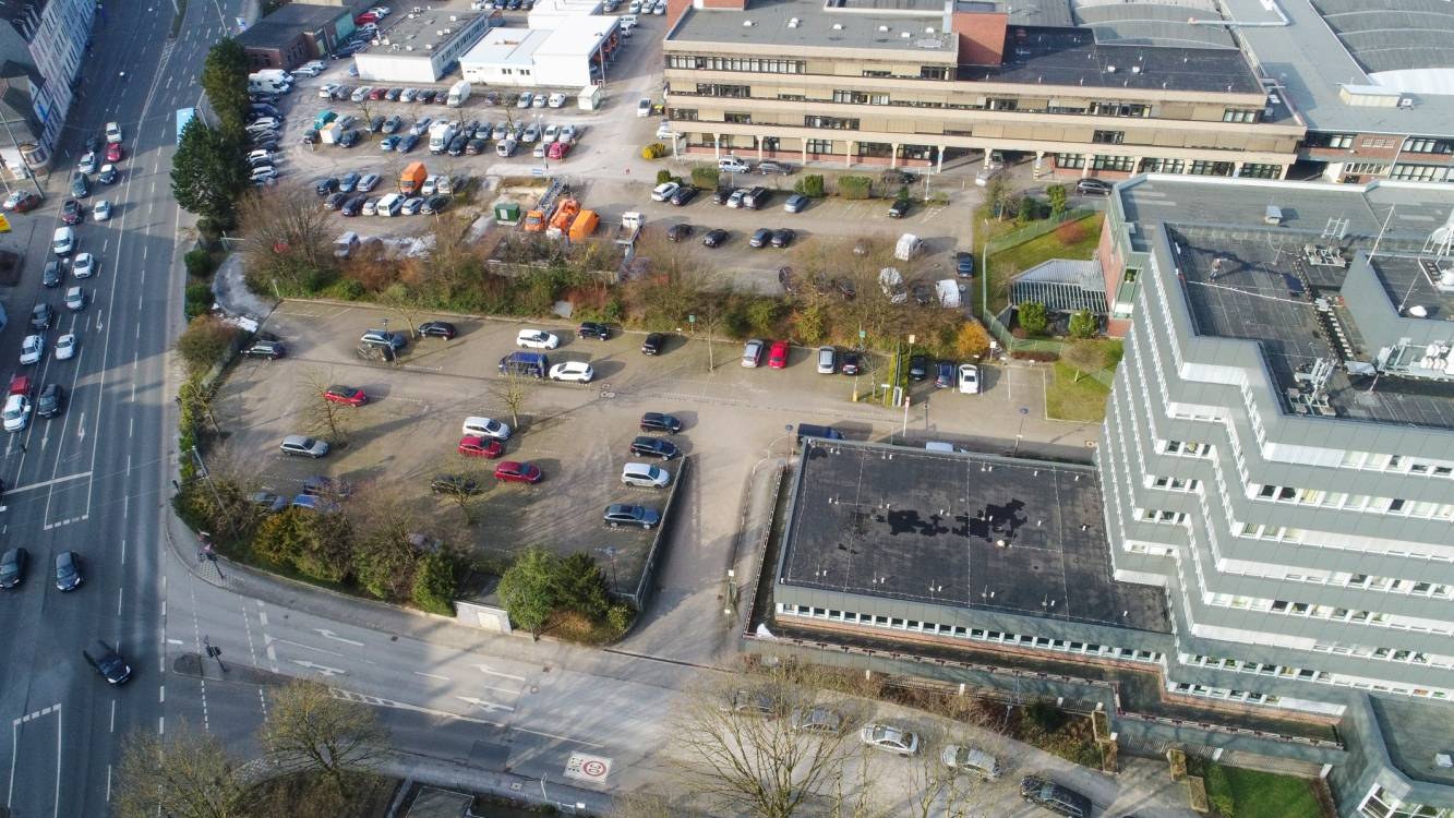  Der Neubau entsteht auf dem Gelände westlich der beiden heutigen Bürotürme. 