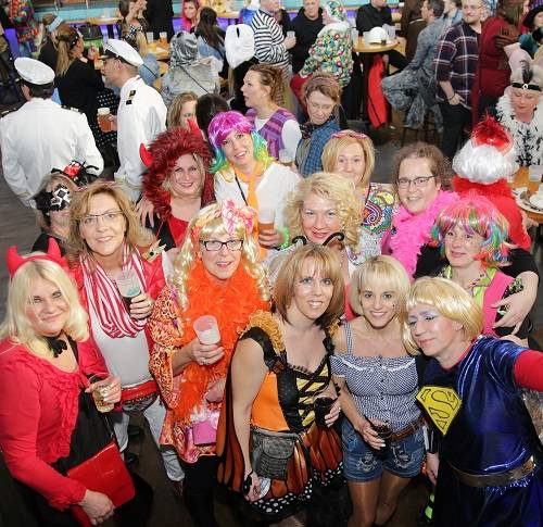  Jecke Weiber im Brauhaus. Die Karnevalsparty hat für viele Wuppertaler an Altweiber Tradition.  