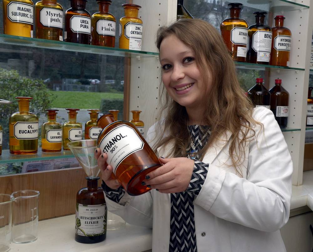  Damaris Cioska an ihrem Arbeitsplatz in der Elberfelder Park-Apotheke. 