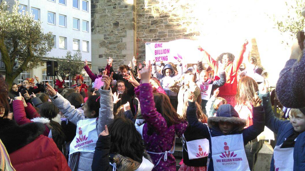 "One Billion Rising" in Wuppertal: Tanz-Protest gegen Gewalt an Frauen