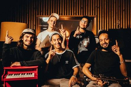  Niklas Nadidai (li.) und Band arbeiten im Studio von Samy Deluxe an ihrem ersten Album. 