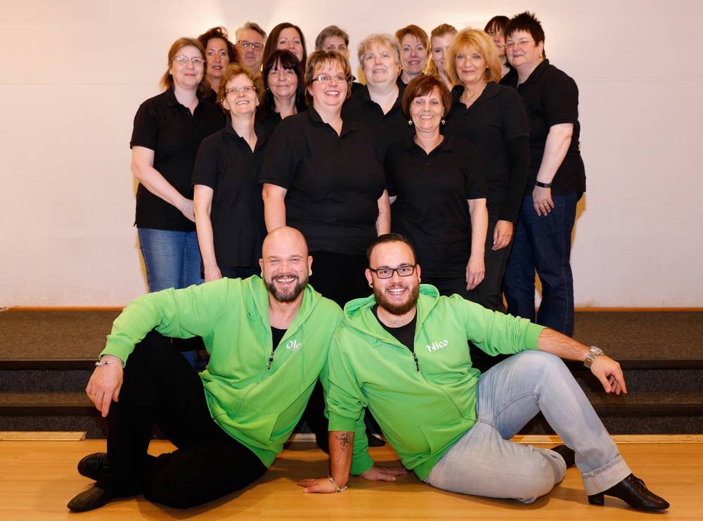  Olaf (li.) und Nico Schroebler mit einigen der „Crazy Dancer Wuppertal“. 