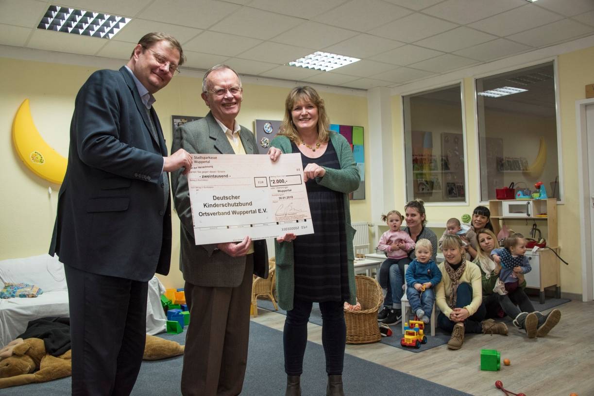  WSW-Vorstandsmitglied Peter Storch (l.) übergab den Spendenscheck an Kerstin Holzmann und Rainer Huss vom Kinderschutzbund.  