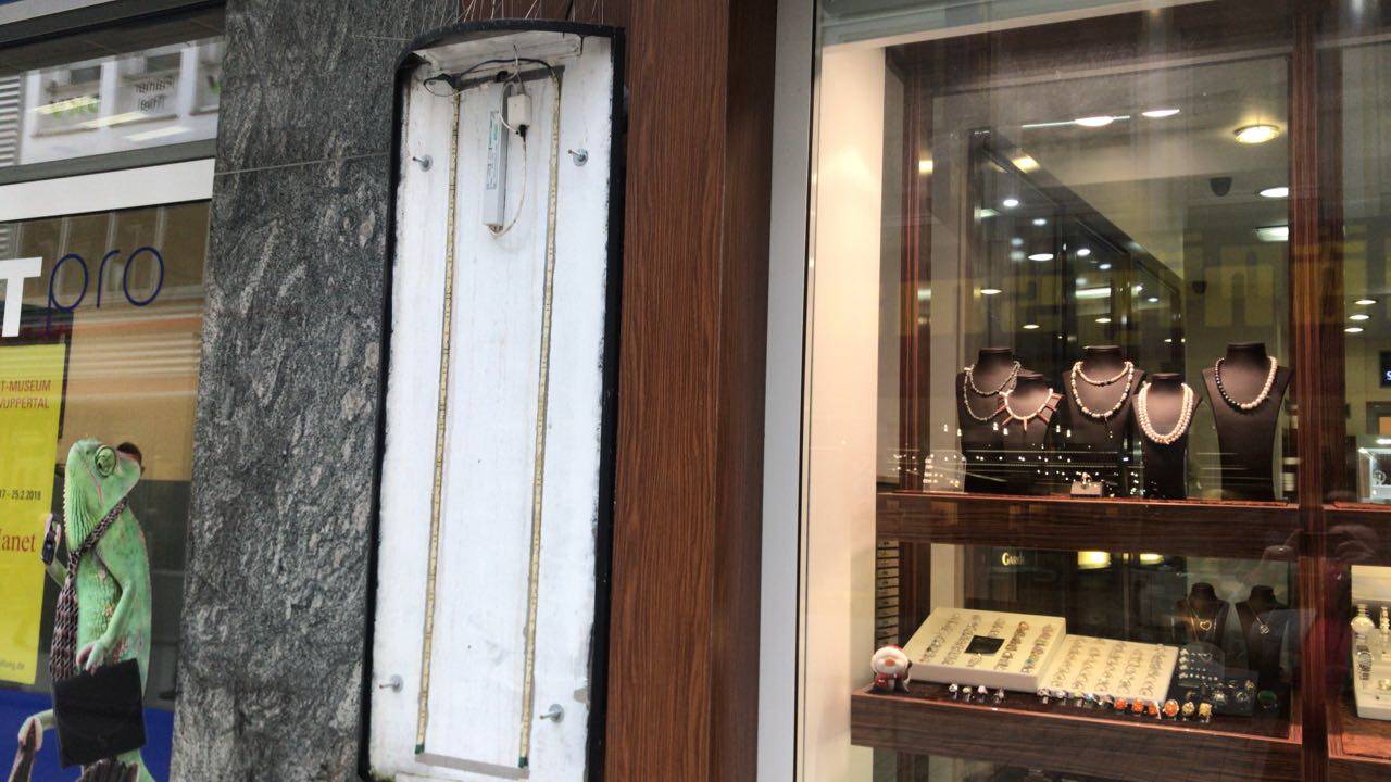  Einem Barmer Juwelier ist die Werbetafel weg geflogen.  