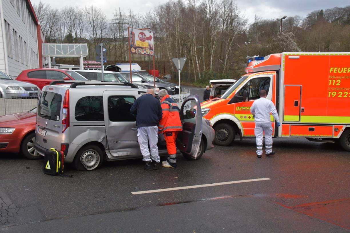  An der Schwesterstraße hat es geknallt, die Polizei meldet wegen des Sturms derzeit über 100 Einsätze.  