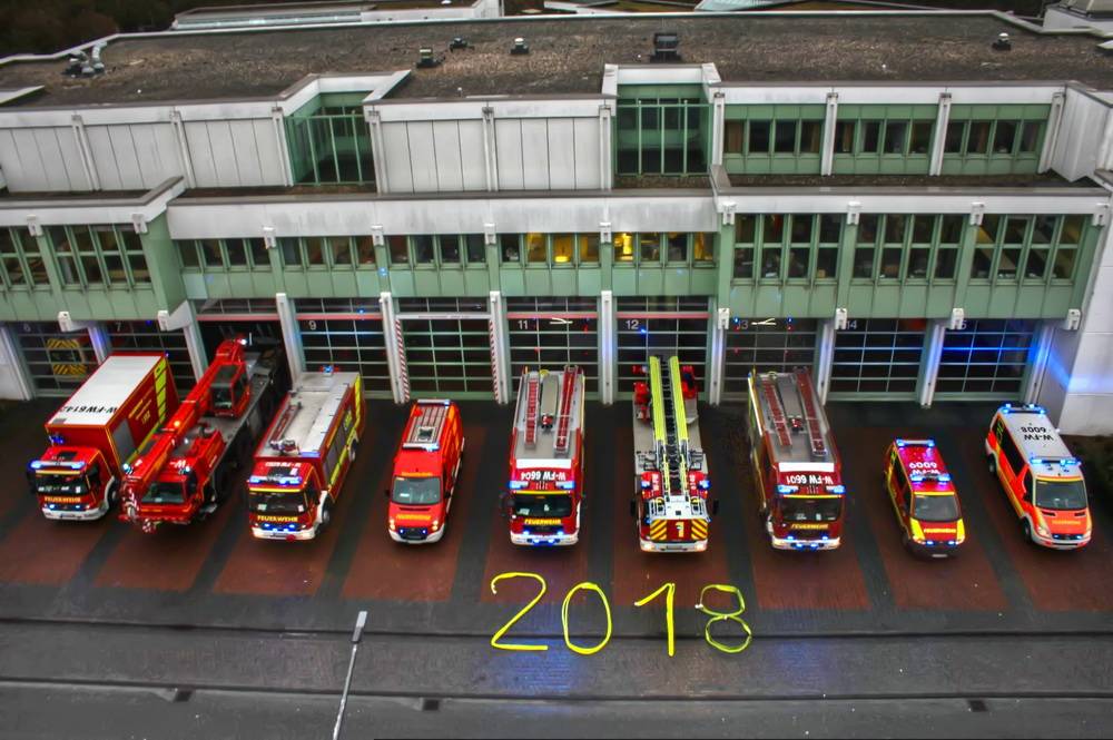  Mit Schläuchen: Neujahrsgruß der Wuppertaler Feuerwehr an der Wache 1 in Elberfeld. 