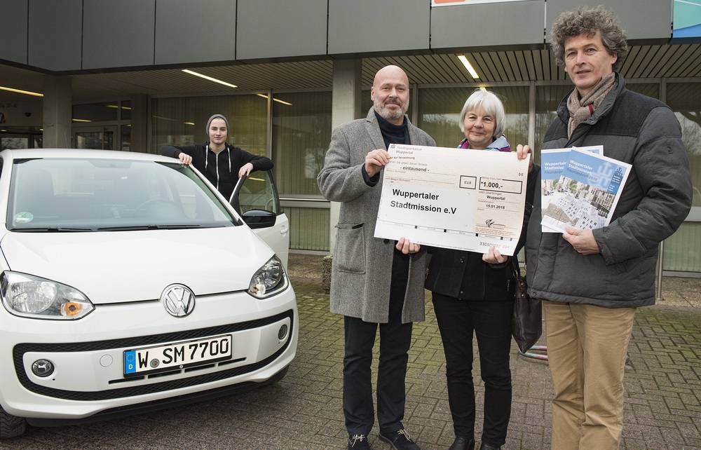  Von li: Lukas Görler (Fahrdienst), Holger Stephan (WSW-Pressesprecher), Renate Görler (Leiterin Stadtmission), Paul-Gerhard Sinn (Stadtmissionar). 