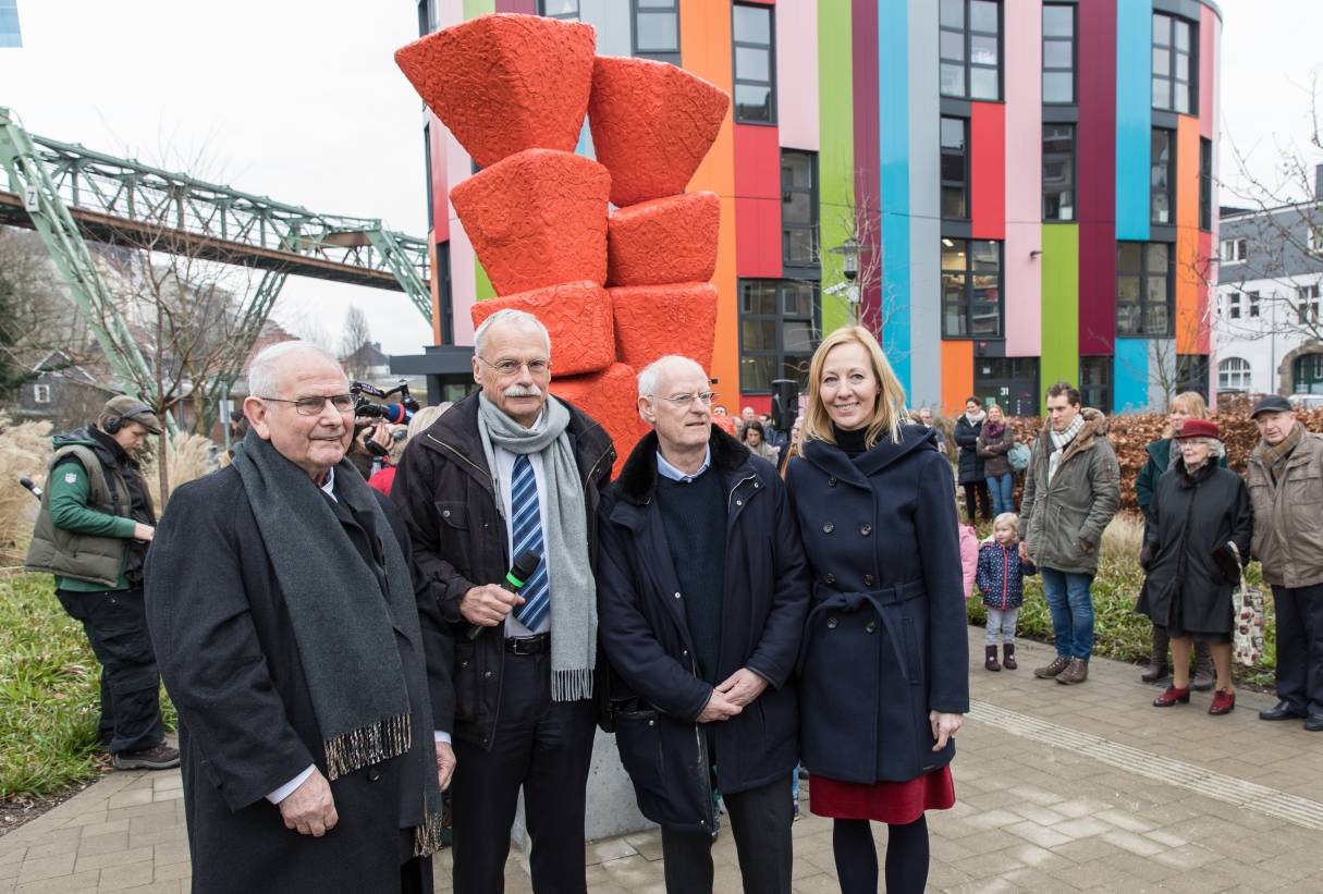 Tony Cragg enthüllt feierlich seine Skulptur