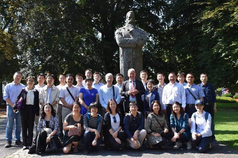  Touristen aus China vor dem Wuppertaler Engels-Denkmal. 