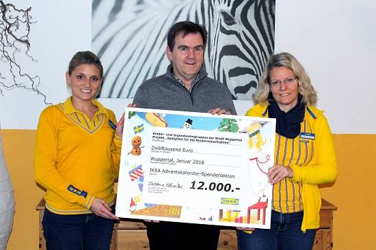  Bianca Schöps (Lokales Marketing, IKEA Wuppertal), Guido Faulenbach (Fachbereichsleiter, Kindernotaufnahme Wuppertal) und Susanne Schweitzer(Einrichtungshauschefin, IKEA Wuppertal). 