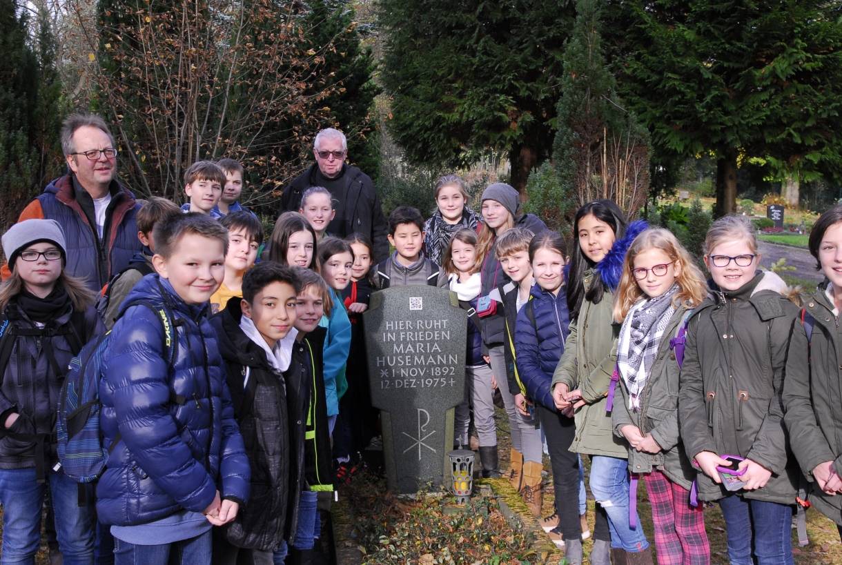  Von Michael Grütering, Christoph Sänger (links) und Schülern realisiert, erfährt man auf dem Friedhof Röttgen dank moderner Technik vom Leben zweier mutiger Wuppertaler. 