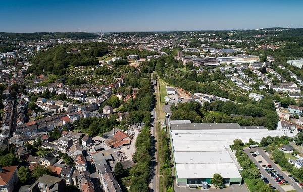  Mit der Drohne flogen wir über den Bahnhof Loh. So sieht die Nordbahntrasse aus der Vogelperspektive aus.  