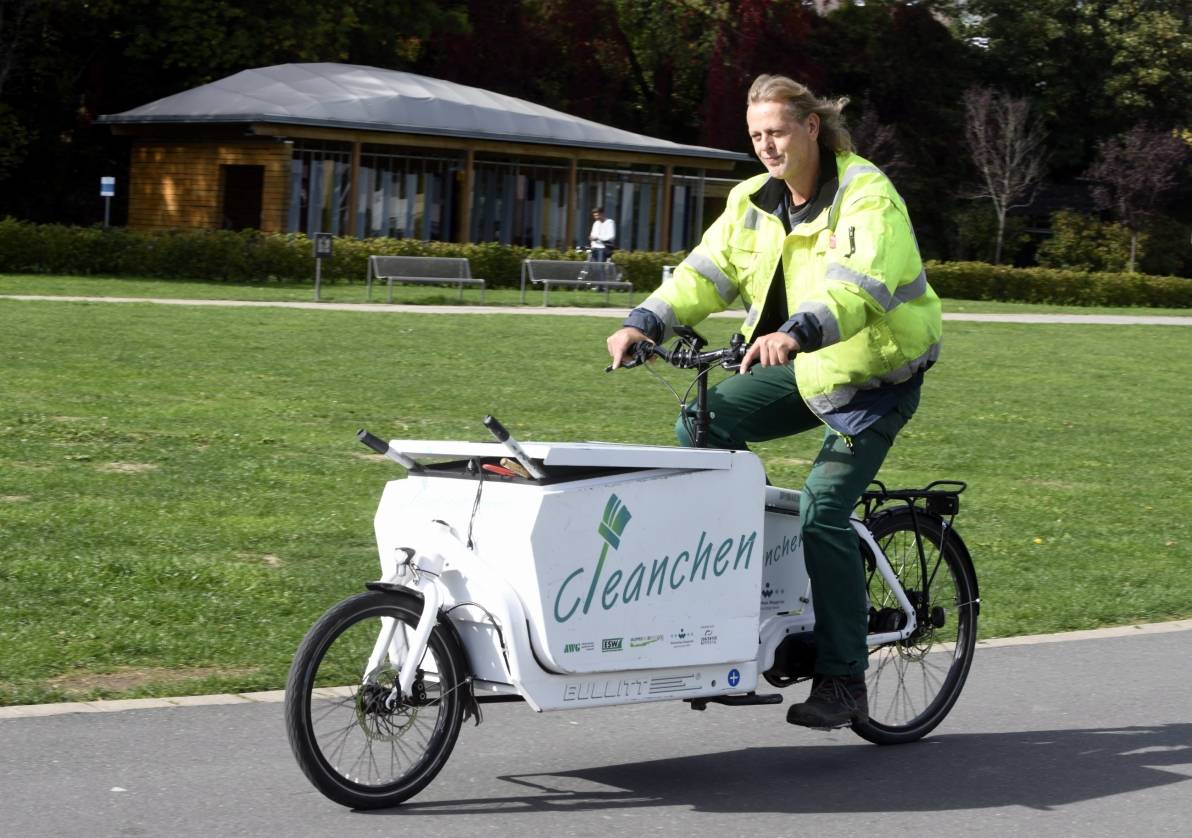  Mr. Cleanchen alias Stefan Neuhoff auf seinem Lastenrad auf der Nordbahntrasse.  