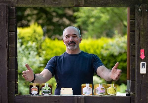  Trassenimker Dirk Günther präsentiert seine Trassenhonig-Auswahl.  