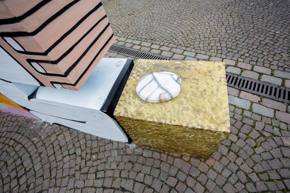  Die zerstörte Jesus-Figur an der Graffiti-Krippe. 