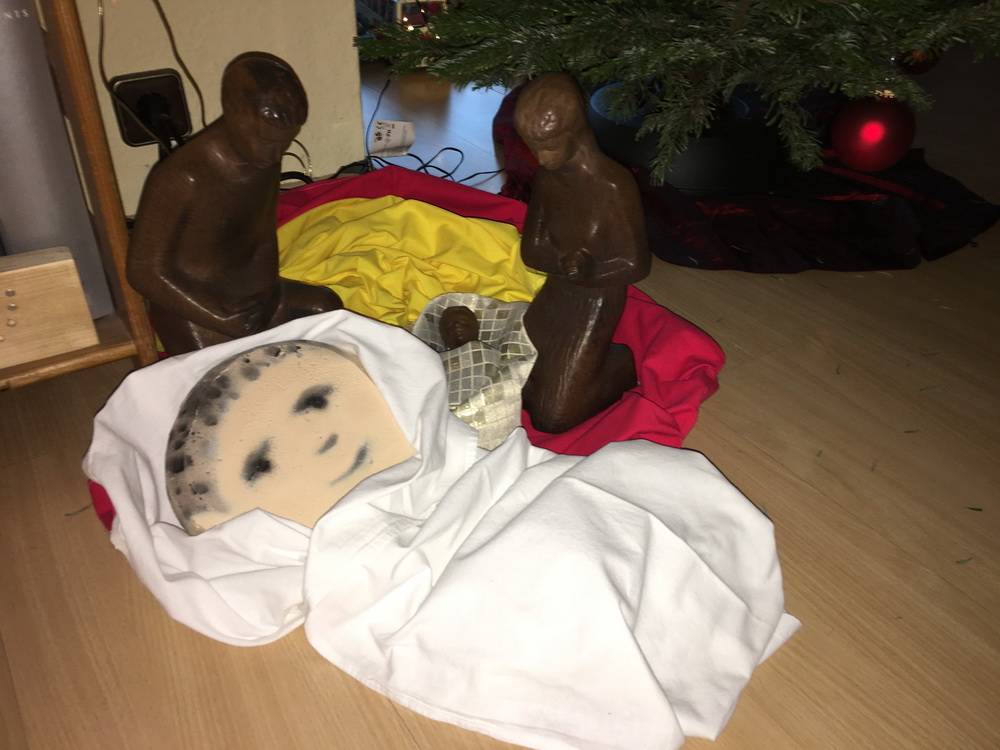  Der Jesus-Kopf der Graffiti-Krippe hat ein vorübergehendes Asyl an der Krippe von Familie Kleine gefunden. 