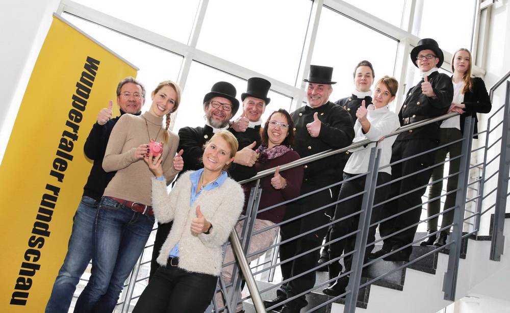  Viel Glück im neuen Jahr wünschen Rundschau-Anzeigen- und Verkaufsleiter Stephan Sieper (l.) und die Medienberaterinnen Isabel Lück, Stefanie Pöller, Nicole Schlender, Iris Domann und Helena Frede (v.l.). Als „Glücks-Verstärker“ kamen Hans Wunsch (Vorsitzender der Kreisgruppe Wuppertal in der Schornsteinfeger-Innung für den Regierungsbezirk Düsseldorf) und seine Vorstandskollegen Horst Kunzelmann und Falk Effmann (v.r.) eigens in den Verlag am Johannisberg. Ebenfalls mit dabei: Schornsteinfeger-Azubi Travis Kunzelmann und Geselle Justin Berk (2.v.r.). 