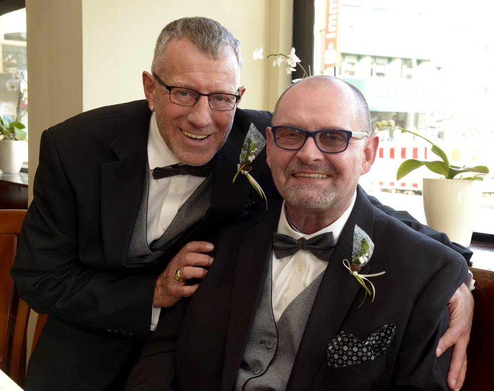  Einige Schicksalsschläge haben Detlef (li.) und Gerhard Krummenerl schon hinter sich, aber am Tag ihrer Hochzeit freuten sich die beiden einfach, endlich „Ja“ sagen zu dürfen. 