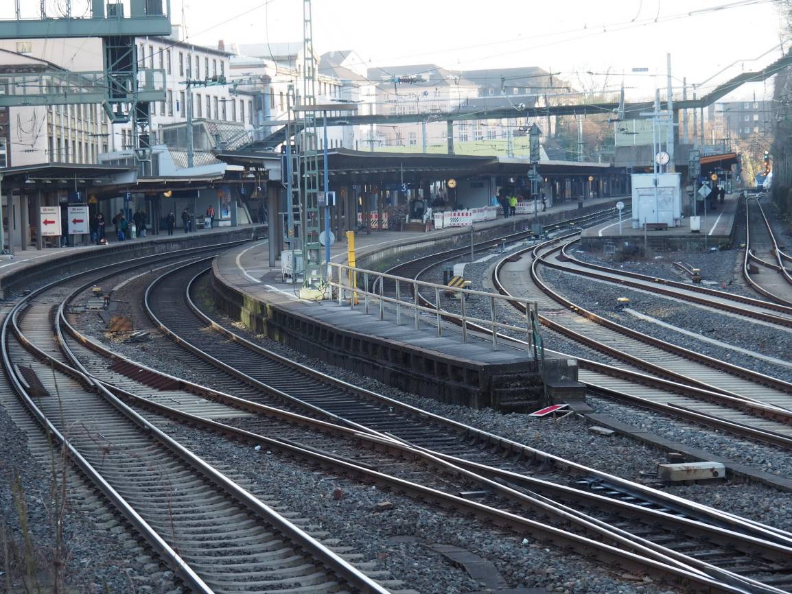  Der Wuppertaler Hauptbahnhof, links die maroden Gebäude. 