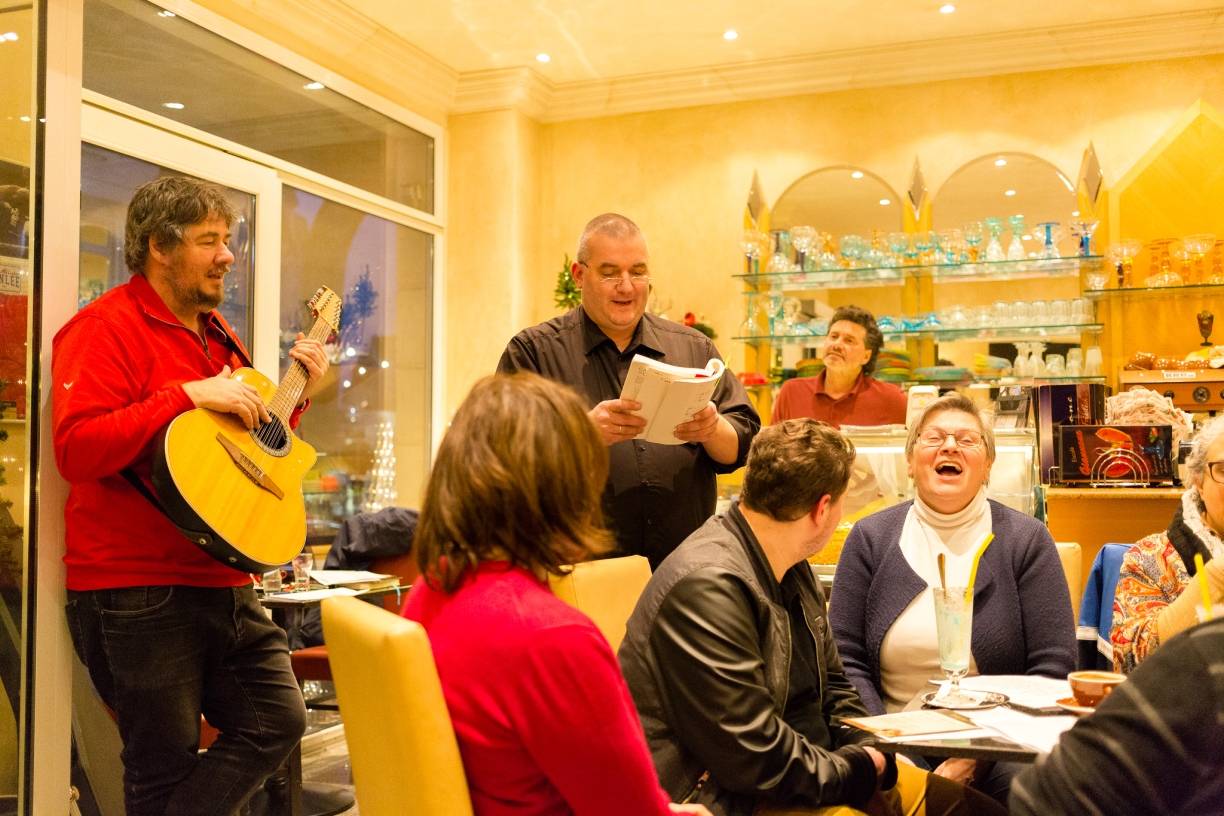  Bei der Vorweihnacht im Eiscafé wurden unter anderem englische, italienische und deutsche Advents- und Weihnachtslieder gesungen wurden. 