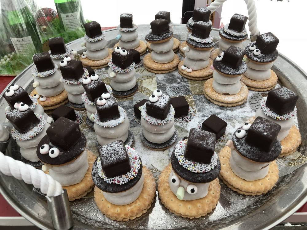 Schneemänner und echter Schnee