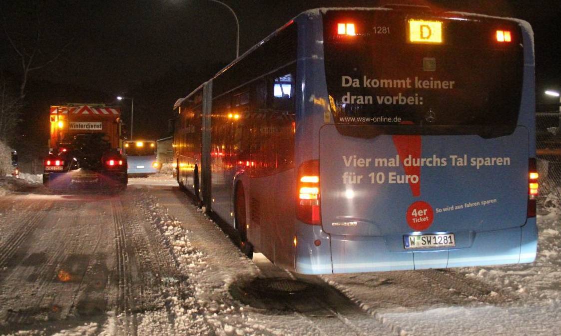 Auch der Winterdienst kann derzeit nicht helfen. 