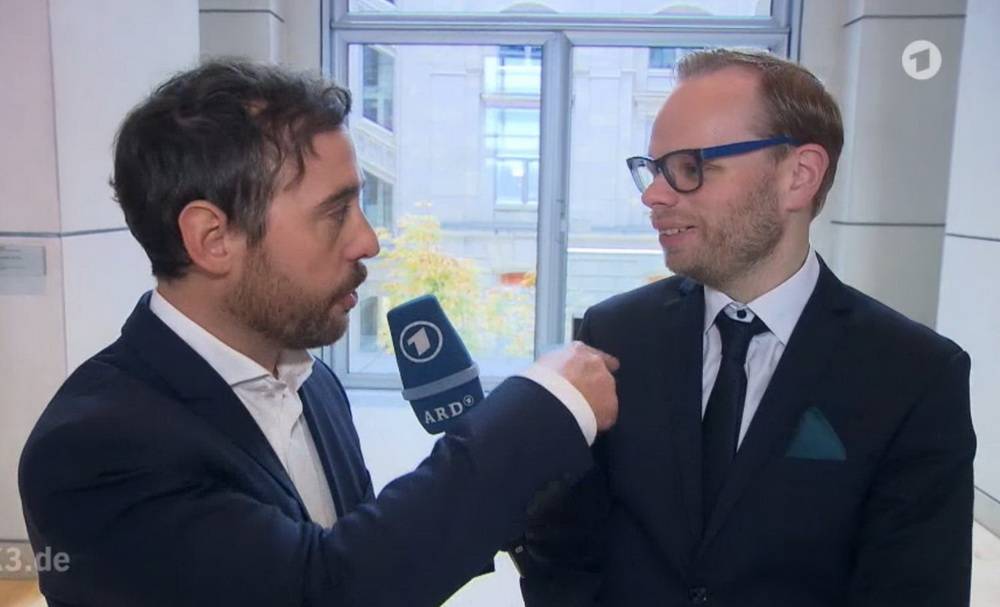  Als „Der kleine Mann“ stellt Jakob Leube (li.) für „Extra 3“ Politikern provokante Fragen, die den „kleinen Mann von der Straße“ ebenso bewegen. Im Gespräch mit dem Wuppertaler SPD-Bundestagsabgeordneten Helge Lindh traf er ausnahmsweise mal einen Partner auf Augenhöhe ... 