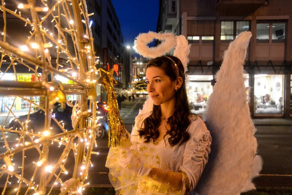  Die Weihnachtskugel auf der B7 — eingeweiht von der Wuppertaler Studentin Hanna, die auch in Barmen zu Hause ist. 