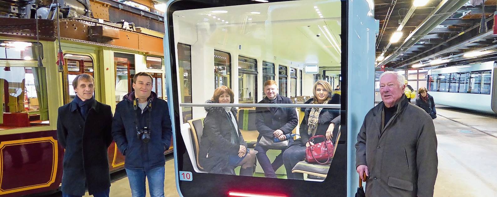  Zusammen mit Günter Lesche besuchte die Delegation aus Engels auch den Vohwinkler Schwebebahnhof. Der neue Schwebebahnwagen und insbesondere die Panoramascheibe fand bei der anschließenden Schwebebahnfahrt viel Bewunderung. 
