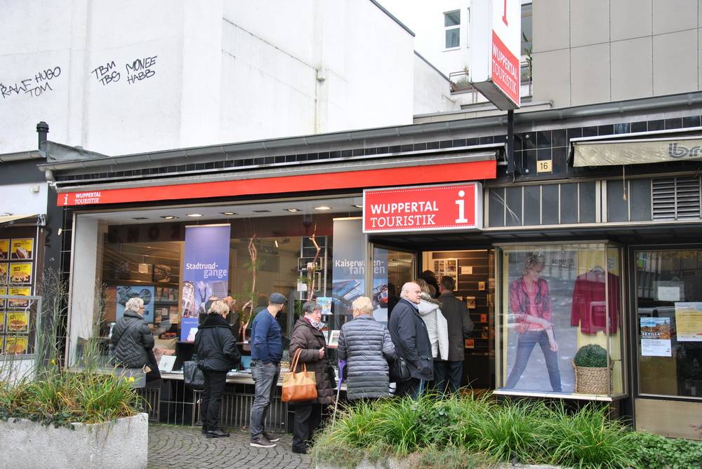  Andrang vor „Wuppertal Touristik“ (Kirchstraße 16) beim Verkauf der 0-Euro-Scheine . 