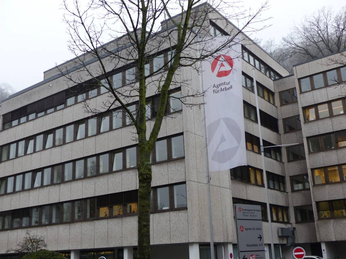  In Wuppertal liegt der Anteil der arbeitslos Gemeldeten ohne abgeschlossene Berufsausbildung im Jahresschnitt bei 64,3 Prozent und somit an der Spitze im Bergischen Städtedreieck.  