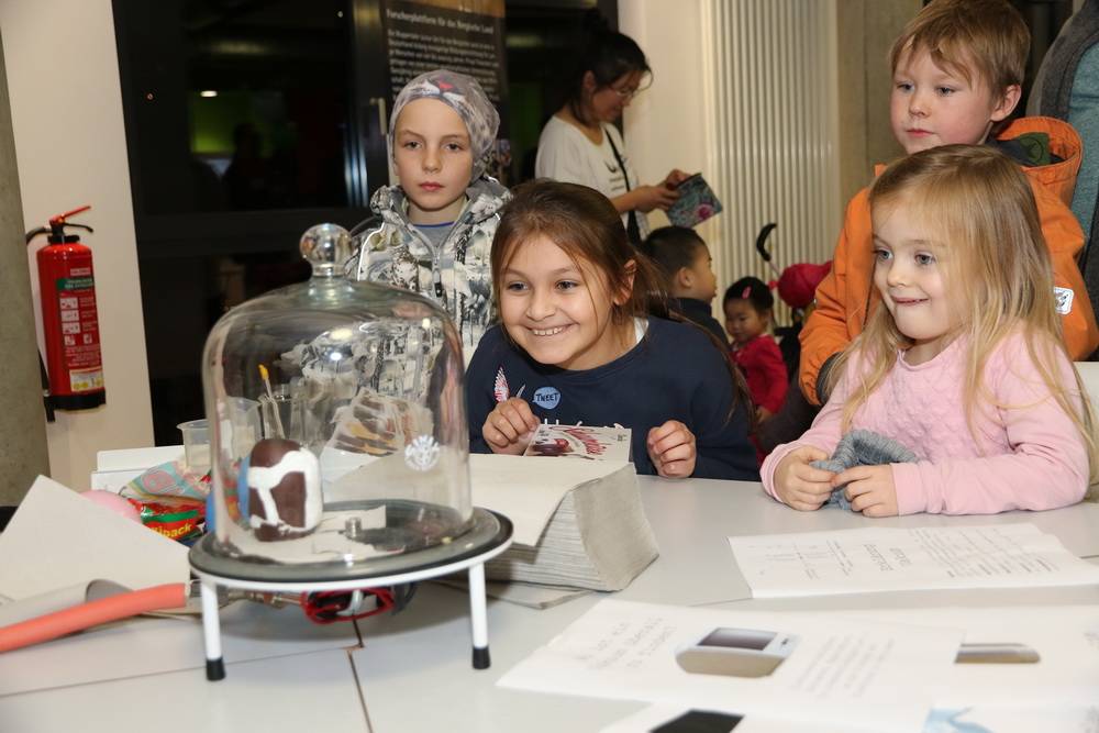  Die kleinen und großen Besucher freuten sich über die faszinierenden Experimente. 