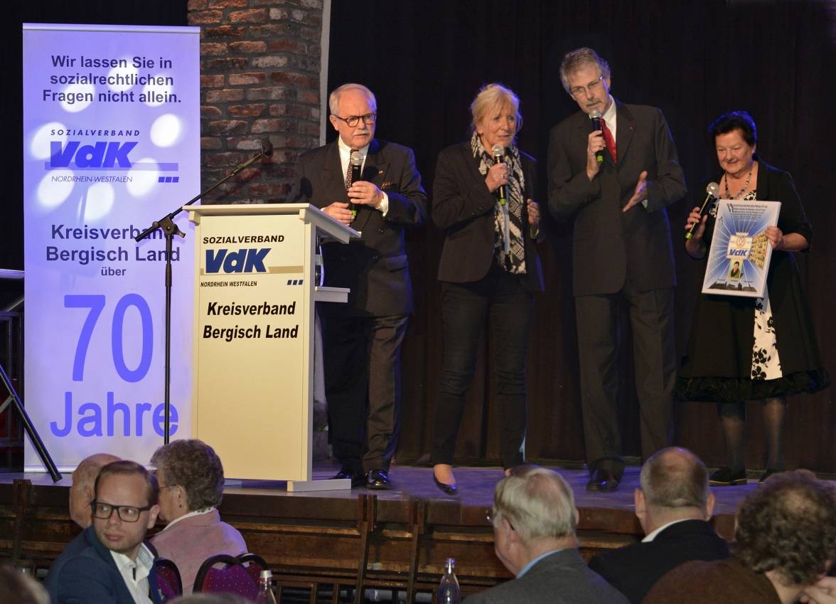  Auf der Jubiläumsbühne von links nach rechts: Kreisverbandsehrenvorsitzender Berthold Gottschalk, Bürgermeisterin Ursula Schulz, der Ex-Bundestagsabgeordnete Manfred Zöllmer sowie die Kreisverbandsvorsitzende Heike Herrig. 