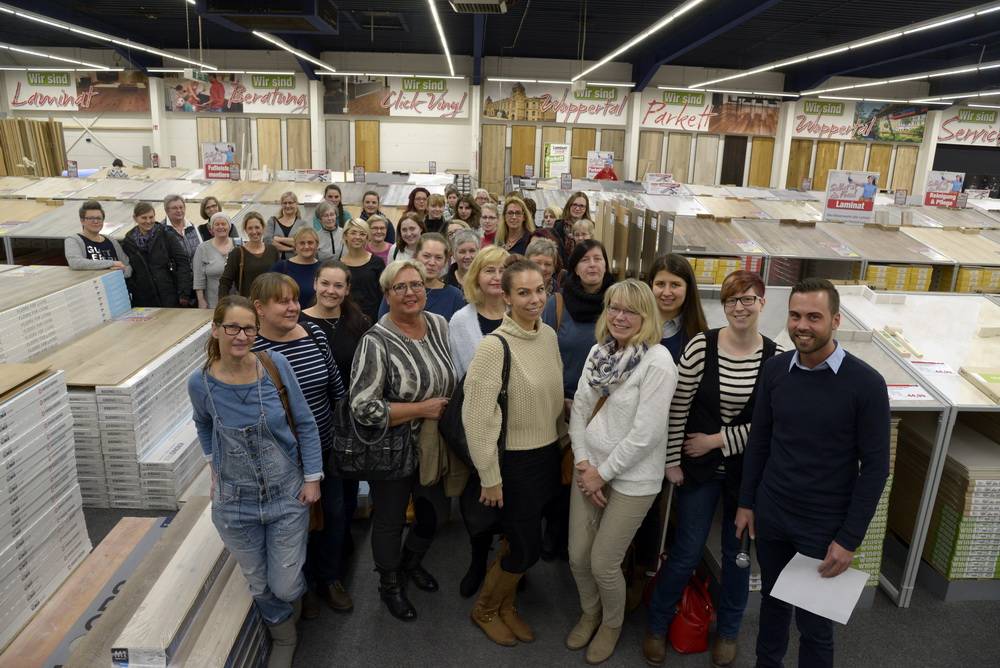  Rund 56 Frauen nahmen am Workshop des Laminat-Depots teil. Vertriebsleiter David Dortland freute sich über so viel Andrang und begrüßt die Frauen mit Sekt und einem leckeren Buffet. 