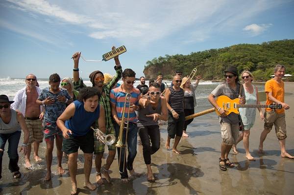  Das TWIN TOWN BLUES ORCHESTRA am Pazifik - Bandleader Chris Mohrhenn (Mitte), rechts und links neben ihm die Musiker von TIERRA MADRE, im Hintergrund KNAPP DANEBEN aus Wuppertal 